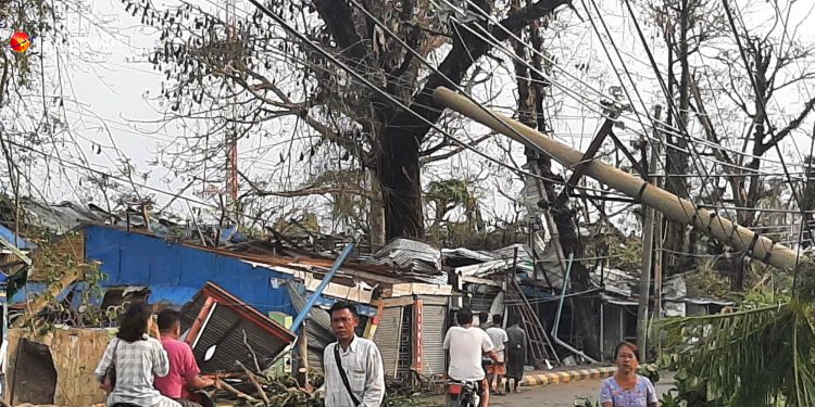 ၂၀၂၃ ခုနှစ်၊ မေလ ၁၆ ရက်နေ့က မိုခါမုန်တိုင်းကြောင့် ရခိုင်ပြည်နယ်၊ စစ်တွေမြို့တွင် အပျက်အစီးများကို တွေ့ရစဉ်