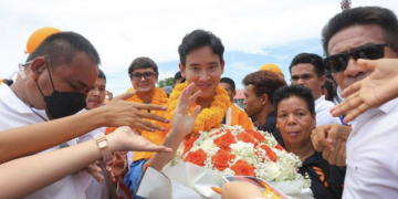 ထိုင်းနိုင်ငံ၊ ဖူးခက်မြို့တွင် ထောက်ခံသူများနှင့် တွေ့ဆုံနေသည့် Move Forward ပါတီ (MFP) ခေါင်းဆောင် မစ္စတာ ပီတ လင်ဂျာရွန်ရတ် / MFP