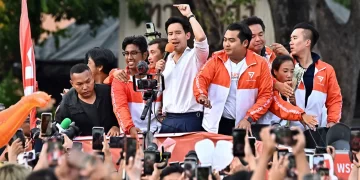 Move Forward ပါတီ ခေါင်းဆောင် မစ္စတာ ပီတ လင်ဂျာရွန်ရတ်နှင့် ထောက်ခံသူများကို မေလ ၁၅ ရက်နေ့က ဘန်ကောက်ရှိ စီးတီးဟောအပြင်ဘက်တွင် တွေ့ရစဉ် / AFP