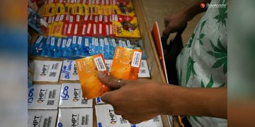 ရန်ကုန်တွင် လမ်းဘေးဈေးဆိုင်မှ Mytel ဆင်းမ်ကတ် ဝယ်နေသူတဦးကို ၂၀၂၀ ပြည့်နှစ်က တွေ့ရစဉ် / ဧရာဝတီ