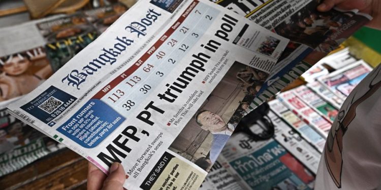 ၂၀၂၃ ခုနှစ် မေလ ၁၅ ရက်နေ့ ထုတ် Bangkok Post သတင်းစာ ရှေ့ဆုံးစာမျက်နှာတွင် ထိုင်းနိုင်ငံ၏ အထွေထွေရွေးကောက်ပွဲအကြောင်း ဖော်ပြထားသည် / AFP