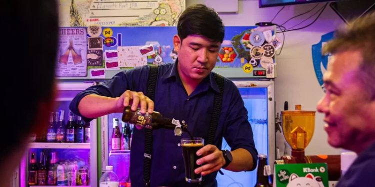 Move Forward ပါတီဝင် မစ္စတာ တာအိုပီဖော့ လင်ဂျစ်ထရာကွန်ကို ဘန်ကောက်ရှိ သူ၏ ဘားတွင် တွေ့ရစဉ် / LATimes