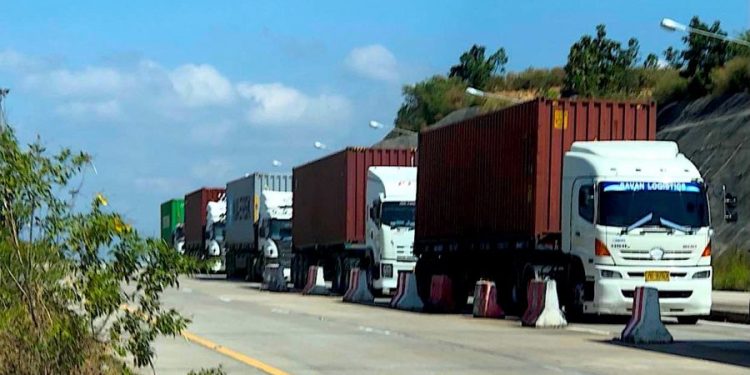 မဲဆောက်မြို့ အမှတ် ၂ ချစ်ကြည်ရေးတံတားထိပ်တွင် ၂၀၂၁ နိုဝင်ဘာလက တွေ့ရသော မြန်မာနိုင်ငံဘက်သို့ ပို့မည့် ကုန်ကားများ / ဧရာဝတီ