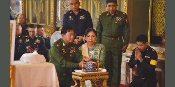 ၂၀၁၈ ခုနှစ် ထိုင်းနိုင်ငံခရီးစဉ်အတွင်း ဘုန်းကြီးကျောင်းတခုသို့ မင်းအောင်လှိုင်နှင့် သူ့ဇနီးတို့ သွားရောက်စဉ်