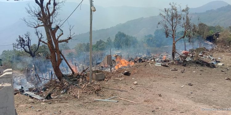 ချင်းပြည်နယ်၊ ဖလမ်း၊ ဝေဘူလမြို့ပေါ် စာသင်ကျောင်းအား လေကြောင်းတိုက်ခိုက်ခံရပြီး မြင်ကွင်း/Cung Ngai