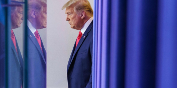 ထိပ်တန်းလျှို့ဝှက် စာရွက်စာတမ်းများကို တရားမဝင် ယူဆောင်သွားခဲ့သည်ဆိုသည့် စွပ်စွဲချက်များကို ရင်ဆိုင်နေရသည့် သမ္မတ‌ဟောင်း ဒေါ်နယ် ထရမ့် / AFP