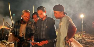 “မပြီးသေးဘူး ငါတို့ အလှည့်ကျန်သေးတယ်” ရုပ်ရှင်ကားတို ရိုက်ကွင်းပေါ်မှ ဒါရိုက်တာ ဏကြီး (ယာ)