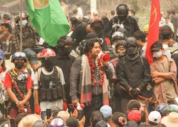 ၂၀၂၁ ခုနှစ်၊ မတ်လနှောင်းပိုင်းက စစ်ကိုင်တိုင်း၊ မုံရွာမြို့တွင် စစ်အာဏာသိမ်းမှု ဆန့်ကျင်ရေး ဆန္ဒပြသူများကို ဟောပြောနေသည့် ကိုဝေမိုးနိုင် / Wai Moe Naing / Facebook