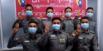 ၂၀၂၁ ခုနှစ် စစ်အာဏာသိမ်းဆန့်ကျင်ရေး ဆန္ဒပြနေကြသော မန္တလေးတိုင်းမှ ရဲတပ်ဖွဲ့ဝင်များ