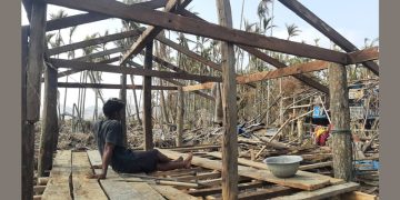 အငူမော်ကားလမ်းဘေးတလျှောက် မုန်တိုင်းဒဏ်ကြောင့် အပျက်အဆီးများခဲ့သည်။ (ဧရာဝတီ)