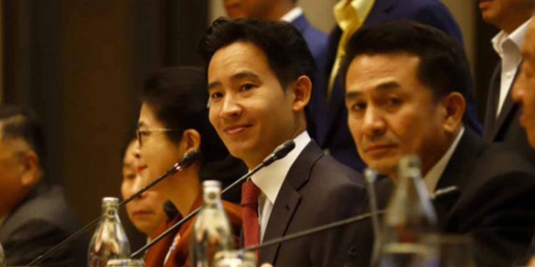 MFP ခေါင်းဆောင် မစ္စတာ ပီတ လင်ဂျာရွန်ရတ် (အလယ်) နှင့် ဖွေထိုင်းပါတီခေါင်းဆောင် ဒေါက်တာ ချိုနန် ဆရီကော (ဝဲဘက်)