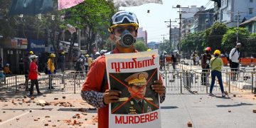 ၂၀၂၁ ခုနှစ် ဖေဖော်ဝါရီလအတွင်း ရန်ကုန်မြို့တွင် စစ်အာဏာသိမ်းဆန့်ကျင်ရေး ဆန္ဒပြသူတဦး / AFP