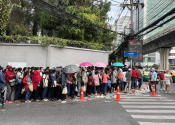 ထိုင်းနိုင်ငံ ဘန်ကောက်မြို့ မြန်မာသံရုံးသို့ ပတ်စ်ပို့သက်တမ်းတိုးပြီး စာအုပ်များ လာရောက်ယူဆောင်ကြသည့် မြန်မာနိုင်ငံသားများ / မြန်မာသံရုံး