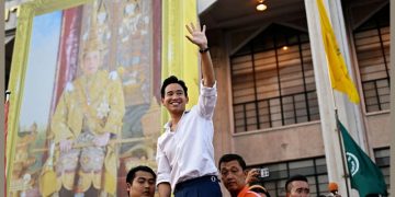 ၂၀၂၃ ခုနှစ်၊ မေလ ၁၅ ရက်နေ့က ဘန်ကောက်တွင် ရွေးကောက်ပွဲအနိုင်ရမှု အောင်ပွဲခံနေသော Move Forward ပါတီခေါင်းဆောင် မစ္စတာ ပီတ လင်ဂျာရွန်ရတ် / AFP