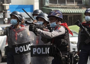 ၂၀၂၁ ခုနှစ်၊ ဖေဖော်ဝါရီလ ၂၇ ရက်နေ့က ရန်ကုန်တွင် ဆန္ဒပြမှုတခုကို ဖြိုခွင်းနေသည့် ရဲများ / ဧရာဝတီ