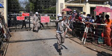 ၂၀၂၂ ခုနှစ်၊ ဖေဖော်ဝါရီလ ၁၂ ရက်နေ့ အင်းစိန်ထောင်ရှေ့မြင်ကွင်း / AFP