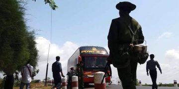 စစ်တွေမြို့အဝင် ကျောက်တန်းစစ်ဆေးရေးဂိတ်တွင် စစ်ဆေးနေသည့် စစ်ကောင်စီတပ်ဖွဲ့ဝင်များ / ရခိုင်တိုင်မ်းသတင်းဌာန