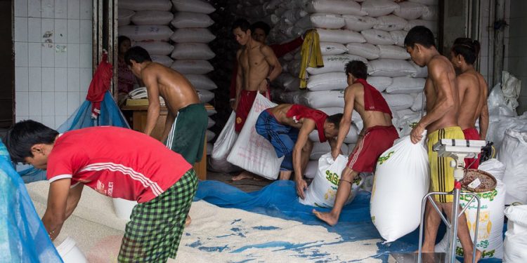 ရန်ကုန် ဘုရင့်နောင် ကုန်စည်ဒိုင်ရှိ ဆန်ပွဲရုံ တရုံ / ဧရာဝတီ