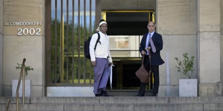 ၂၀၂၁ ခုနှစ် အာဂျင်တီးနား တရားရုံးတွင် တွေ့ရသော မောင်ထွန်းခင်နှင့် သူ့ရှေ့နေ / AFP