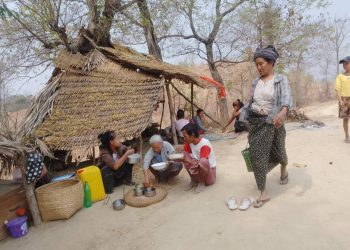 ပေါက်မြို့နယ်အတွင်းက စစ်ပြေးဒုက္ခသည်များ/ မြေလတ်အသံ