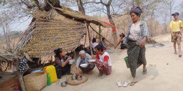 ပေါက်မြို့နယ်အတွင်းက စစ်ပြေးဒုက္ခသည်များ/ မြေလတ်အသံ