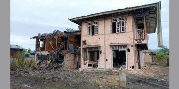 စစ်ကောင်စီ လေကြောင်းတိုက်ခိုက်မှုကြောင့် ကယားပြည်နယ်၊ မိုးဗြဲမှ ပျက်စီးနေသော အိမ်များ / PKPF