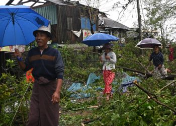 ရခိုင်ပြည်နယ်၊ ကျောက်တော်မြို့နယ်တွင် မိုခါမုန်တိုင်းဝင်ရောက်ပြီးနောက် ဒေသခံများက အပျက်အစီးများကို ပြန်လည်စစ်ဆေး ပြင်ဆင်နေကြစဉ်/ AFP