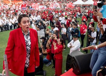 လူထုစစ်တမ်းများတွင် ဝန်ကြီးချုပ်လောင်းအဖြစ် ရေပန်းစားနေသည့် မစ္စ ပေတောင်တန် ရှင်နာဝပ် / AFP