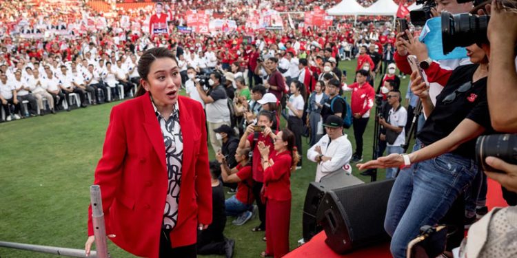 လူထုစစ်တမ်းများတွင် ဝန်ကြီးချုပ်လောင်းအဖြစ် ရေပန်းစားနေသည့် မစ္စ ပေတောင်တန် ရှင်နာဝပ် / AFP