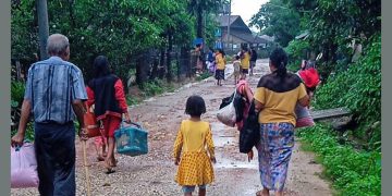 စစ်ကြောင်းထိုး ဖမ်းဆီးမှုများကြောင့် တနင်္သာရီတိုင်း၊ သရက်ချောင်းမြို့နယ်ရှိ ရွာများမှ ဒေသခံများ ထွက်ပြေး တိမ်းရှောင်နေကြစဉ် / Kyaw Min Htike’s Facebook page