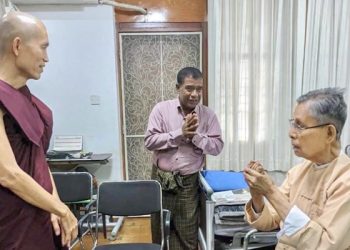 ဒေါ်အောင်ဆန်းစုကြည် နိုင်ငံရေးမလုပ်ဖို့ သဘာဝတရားရိပ်သာဆရာတော်က သူရဦးတင်ဦးထံ ယမန်နေ့က သွားရောက်၍ ပြောဆိုခဲ့သည်။