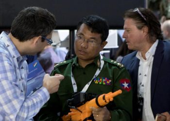 ၂၀၁၉ ခုနှစ်အတွင်း ကျင်းပခဲ့သည့် အစ္စရေးလက်နက်ပြပွဲတပွဲတွင် မြန်မာစစ်ဗိုလ်ချုပ်တဦးကို တွေ့ရစဉ်/Haaretz