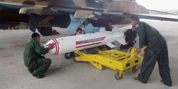 အလေးချိန် ၂၅၀ ကီလိုဂရမ် အလေးချိန်ရှိသော သာမိုဘာရစ်ဗုံးအား A-5 ဂျက်တိုက်လေယာဉ်တွင် မန္တလေးမြို့ တံတားဦးလေတပ်စခန်းတွင် ၂၀၁၇ ခုနှစ်က ချိတ်ဆွဲနေစဉ်/ဧရာဝတီ