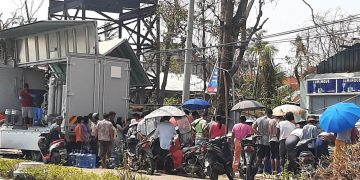 သန့်ရှင်းသည့် သောက်ရေ ရရှိရေးအတွက် တန်းစီနေရသည့် စစ်တွေလူထု / ဧရာဝတီ