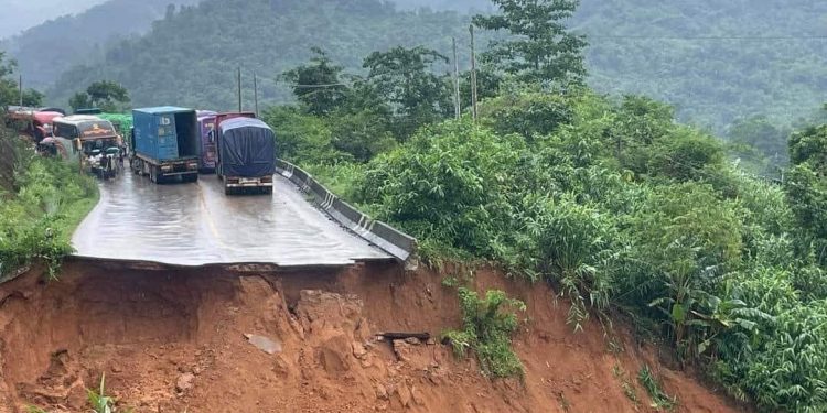 မြဝတီလမ်းပျက်၍ လမ်းကြောင်းပြောင်း ကုန်သွယ်ခွင့်ပြုလည်း အခက်အခဲရှိ