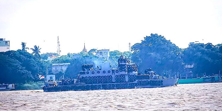 ချင်းတွင်းမြစ်အတွင်း ကုန်တင်ယာဉ် တိမ်းမှောက်မှု လူ ၁၀၀ ခန့် ပျောက်ဆုံးနေ