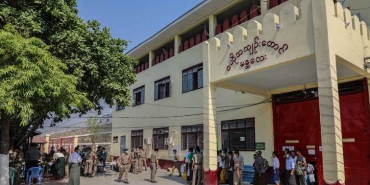 နိုင်ငံရေးအကျဉ်းသားများ ထောင်ဝင်စာပို့ခွင့် ကန့်သတ်ခံရ