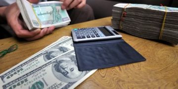 ဒေါ်လာရောင်းဝယ်သူများကို အသွင်ယူ ဖမ်းဆီးနေမှုကြောင့် ပြင်ပဈေးကွက်ရပ်ဆိုင်း