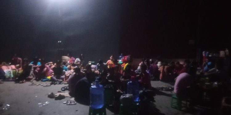 ပိတ်သိမ်းမည့် တရုတ်အထည်ချုပ်စက်ရုံမှ နစ်နာကြေးရဖို့ အလုပ်သမားများ ညအိပ်စောင့်နေရ