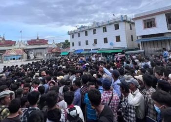 မြန်မာစစ်ဘေးရှောင်များ တရုတ်နယ်စပ်တွင် ပိတ်မိနေ