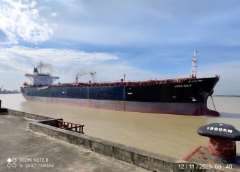 စက်သုံးဆီသင်္ဘောများ ဆိုက်ကပ်သော်လည်း ငွေမချေနိုင်၍ ကြန့်ကြာနေ