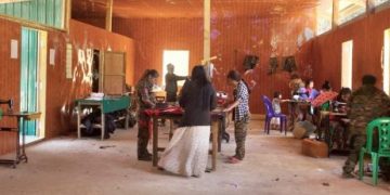 နွေဦးတော်လှန်ရေးတွင် လက်နက်မကိုင်ဘဲ ပါဝင်နေသော အမျိုးသမီးများ