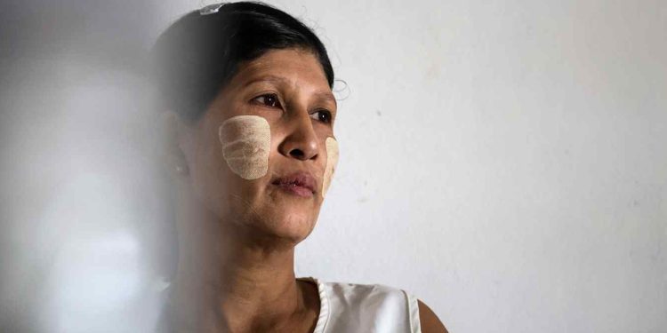 စစ်ရှိန်မြင့်လာချိန် စစ်သားဇနီးတွေလည်း ကင်းစောင့်နေရ