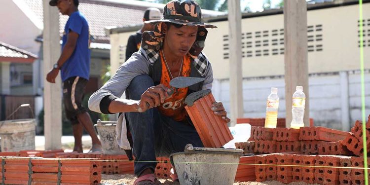 ထိုင်းရောက် MoU လုပ်သားတချို့ ပုံမှန်အလုပ်မရှိ၍ အလှည့်ကျဆင်းနေရ