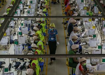 စက်မှုဇုန်လုပ်ငန်းများ ပုံမှန်မလည်ပတ်နိုင်၍ အလုပ်သမား လုပ်ခလစာ ကျဆင်းလာ