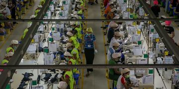 စက်မှုဇုန်လုပ်ငန်းများ ပုံမှန်မလည်ပတ်နိုင်၍ အလုပ်သမား လုပ်ခလစာ ကျဆင်းလာ