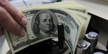 စစ်ကောင်စီ ဒေါ်လာရောင်းသော်လည်း ဈေးကွက်လိုအပ်ချက် မဖြည့်နိုင်