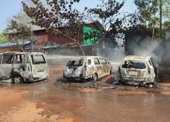 ကား ၃စီး မီးရှို့ခံရမှု စစ်တပ်က ဒေသခံများကို လျော်ကြေးတောင်း