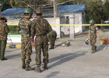 စစ်တွေမြို့ကို ပိတ်ဆို့၍ စစ်ကောင်စီ လူဖမ်းနေ