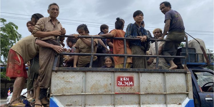 ဝိုင်းမော်၌ အရပ်သားယာဉ်တန်း ပစ်ခတ်ခံရ